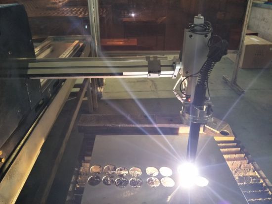 Màquina talladora de metalls d'àrea efectiva 1500 * 2500 mm de tall de plasma CNC amb torxa de plasma i alçada d'arc